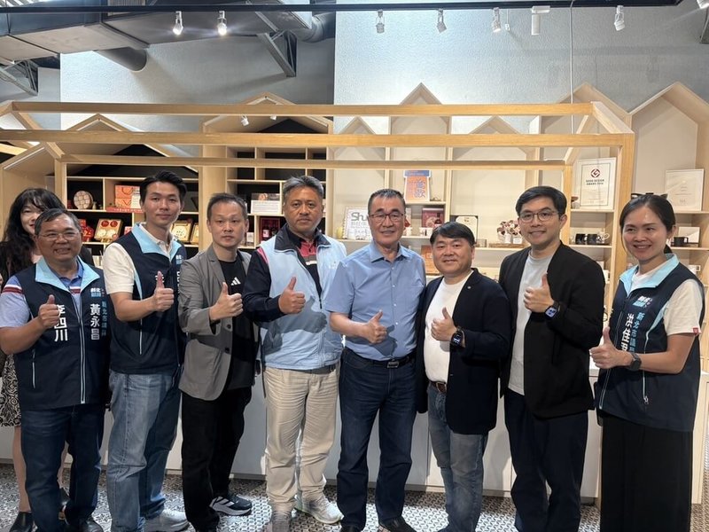 國民黨新北市長參選人李四川(右4)18日參加鶯歌陶藝體驗與產業座談會,強調會持續強化在地交通建設,以交通帶動產業、促進觀光,讓更多年輕人願意留在鶯歌打拚。(李四川競辦提供)中央社記者王鴻國傳真 115年5月18日