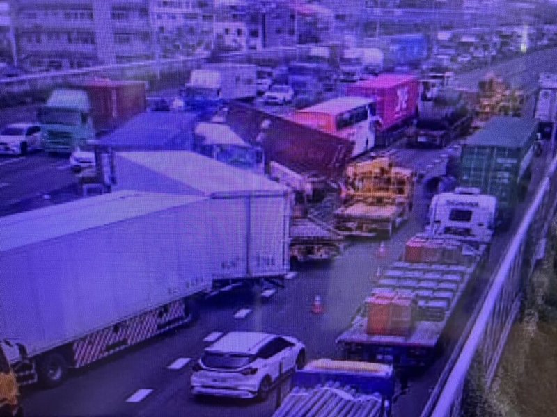 國道1號北上368公里處高雄瑞隆路段,18日上午發生6輛大型車輛碰撞事故,現場有鋼卷掉落路面,僅開放輔助外側車道通行,目前警方仍在排除事故當中,無人受困受傷。(國道公路警察局提供)中央社記者洪學廣傳真 115年5月18日