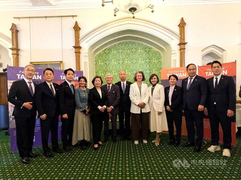 立法院長韓國瑜（右6）率跨黨派立委13至16日訪問英國，英國國會友台小組14日在下議院舉行歡迎酒會。韓國瑜17日證實，訪英期間曾與英國國會下議院議長會晤。這是台英國會外交首例。圖為歡迎酒會，攝於14日。中央社記者陳韻聿倫敦攝　115年5月18日