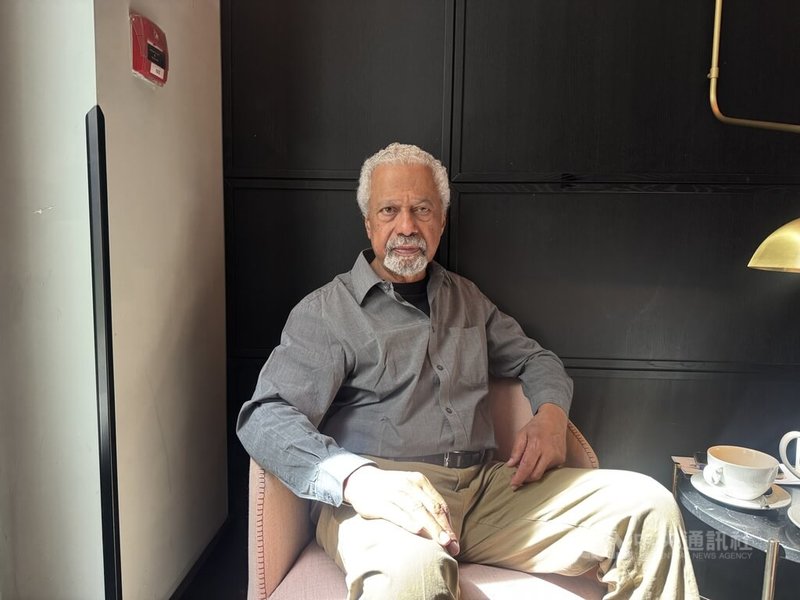 2021年諾貝爾文學獎得主、坦尚尼亞裔英國作家古納（Abdulrazak Gurnah）近期受邀至布拉格國際書展參與座談會，並接受中央社記者專訪。他指出，殖民遺緒仍影響著世界，例如殖民時期為方便統治所劃定的邊界，導致部分國家長期動盪。中央社記者劉郁葶布拉格攝　115年5月18日