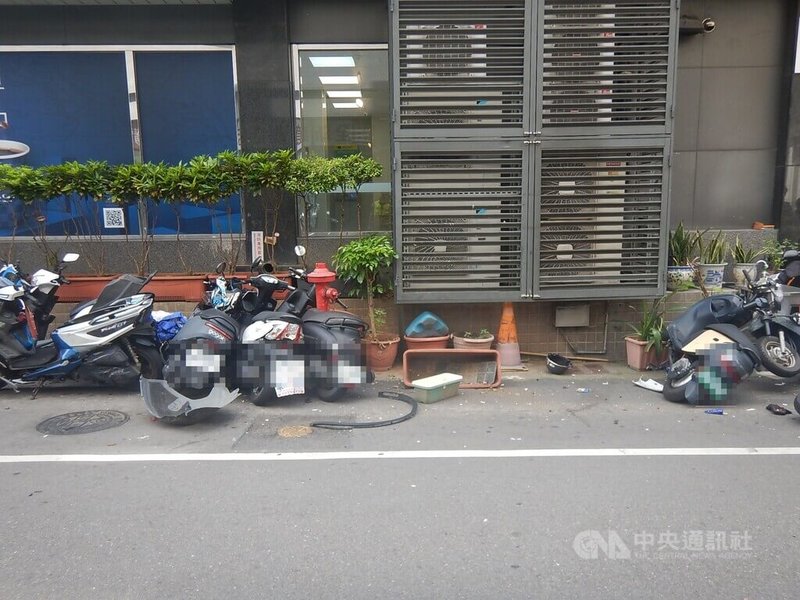 林姓女子18日開車行經台中北區一處路口，疑因一時恍神逆向行駛，擦撞停放路旁9輛機車與1台垃圾子母車，幸無人受傷。（翻攝照片）中央社記者蘇木春傳真　115年5月18日