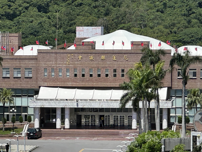 花蓮縣115年度總預算案爭議，內政部18日函復，認定預算案合法，同意全數通過。花蓮縣政府表示，將依法加速行政，堅守鄉親權益。議會表示尊重，持續嚴格監督預算執行。圖為花蓮縣議會外觀。中央社記者李先鳳攝　115年5月18日