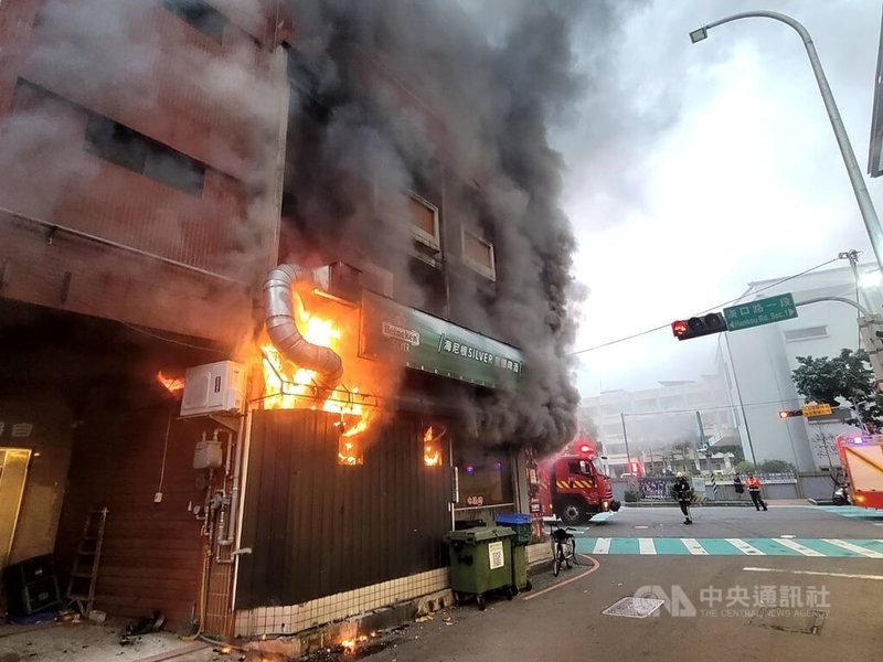 台中市西屯區一間熱炒餐廳18日晚間發生火警，消防局獲報派遣人車前往搶救，火勢猛烈一度有延燒之虞，經撲滅火勢初步勘查無人員受困受傷。（翻攝照片）中央社記者蘇木春傳真　115年5月18日