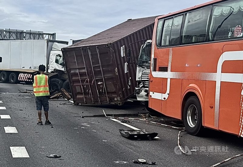 國道1號北向高雄瑞隆路段18日發生重大車禍,6輛大型車陸續撞擊,現場全線幾乎癱瘓,車流嚴重回堵。中央社記者董俊志翻攝 115年5月18日