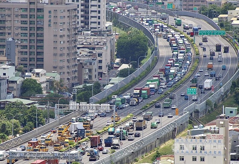 國道1號北上368公里處高雄瑞隆路段18日發生6輛大型車輛碰撞事故,造成車流回堵。中央社記者董俊志攝 115年5月18日