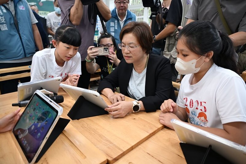 彰化縣政府18日在彰化市國聖國小舉辦「生生有平板」記者會，縣長王惠美（前中）出席，宣告達成全縣1至12年級「一生一平板」政策目標。（縣府提供）中央社記者吳哲豪傳真　115年5月18日