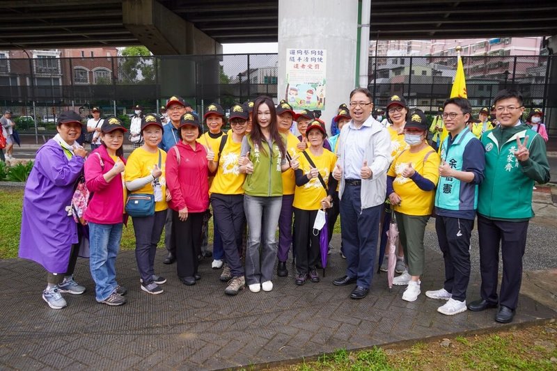 民進黨桃園市長參選人黃世杰（前右4）18日表示，女性隨行助理日前在行程間遭地方人士肢體性騷擾，目前已完成報案，盼交由司法單位進行公正、合理的調查與處置。圖為黃世杰日常地方行程。（黃世杰競選辦公室提供）中央社記者吳睿騏桃園傳真　115年5月18日