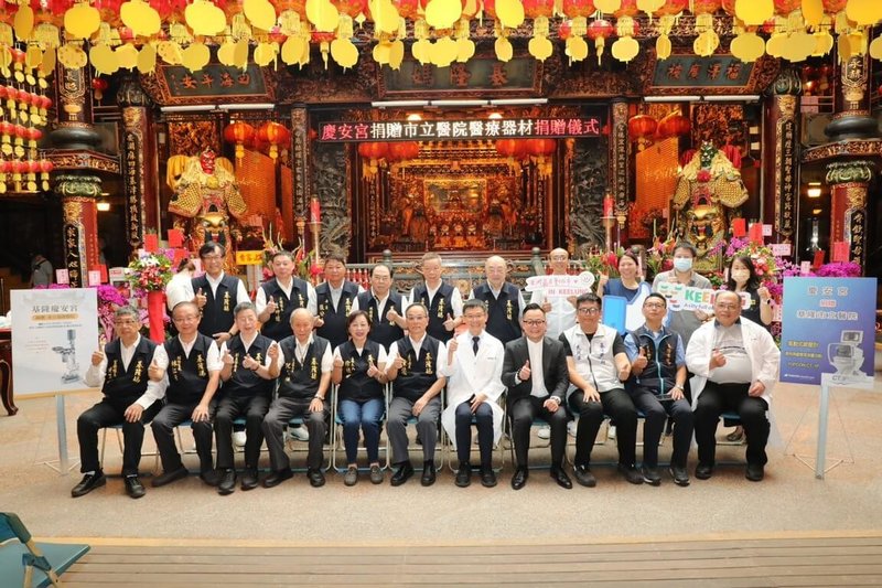 慶安宮捐贈基隆市立醫院醫療設備儀式18日舉行，民進黨基隆市長參選人、議長童子瑋（前右4）表示，未來若有機會承擔更大責任，他會把強化市立醫院、提升公共醫療品質作為重要政見持續推動。（童子瑋辦公室提供）中央社記者王朝鈺傳真　115年5月18日