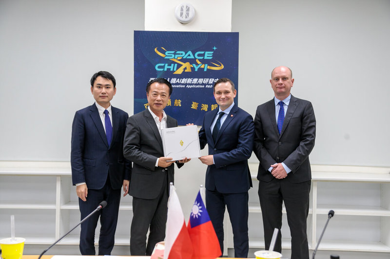 波蘭經濟發展暨科技部政務次長雅洛斯（Michał Jaros）（右2）18日率團到亞洲無人機AI創新應用研發中心參訪，嘉義縣長翁章梁（左2）出面接待，雙方互贈紀念品。（嘉義縣政府提供）中央社記者蔡智明傳真　115年5月18日