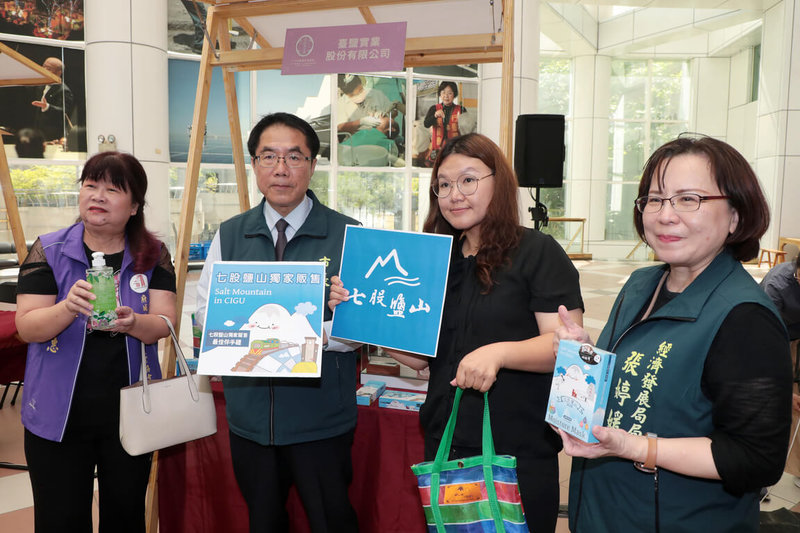 台南市長黃偉哲（左2）18日宣布台南年度伴手禮徵選與「台南好禮品牌識別（Logo）徵件活動」開跑，日後台南選出的好禮將貼上識別，品質有保證。（台南市政府提供）中央社記者楊思瑞台南傳真　115年5月18日