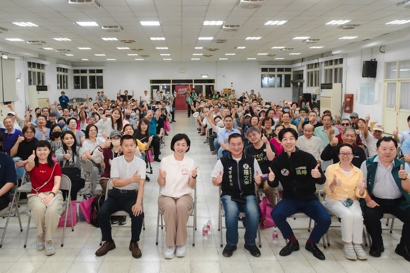 民進黨新北市長參選人蘇巧慧（前左3）18日出席永和地方座談會，承諾未來若擔任市長，她會加速推動永和行政園區，擴大公辦都更，持續於公園、校園興建地下停車場，滿足市民停車需求。（蘇巧慧競辦提供）中央社記者王鴻國傳真　115年5月18日
