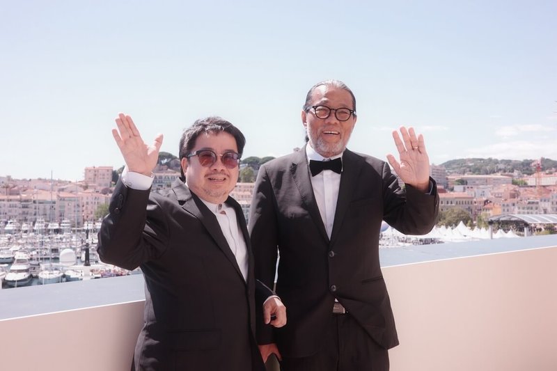 「魯冰花」數位修復版於17日在坎城首映，國家影視聽中心董事長褚明仁（左），與該片國際攝影大師李屏賓（右），正裝出席映前座談。（文化內容策進院提供）中央社記者李若韻巴黎傳真　115年5月18日