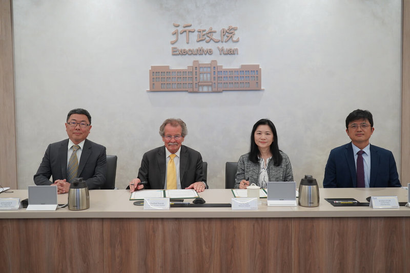 教育部國際及兩岸教育司長李毓娟（右2）18日與全球人權校園秘書長諾瓦克（左2）簽署合作備忘錄，並由行政院政務委員林明昕（左1）及教育部主任秘書林伯樵（右1）共同見證。（行政院提供）中央社記者高華謙傳真　115年5月18日