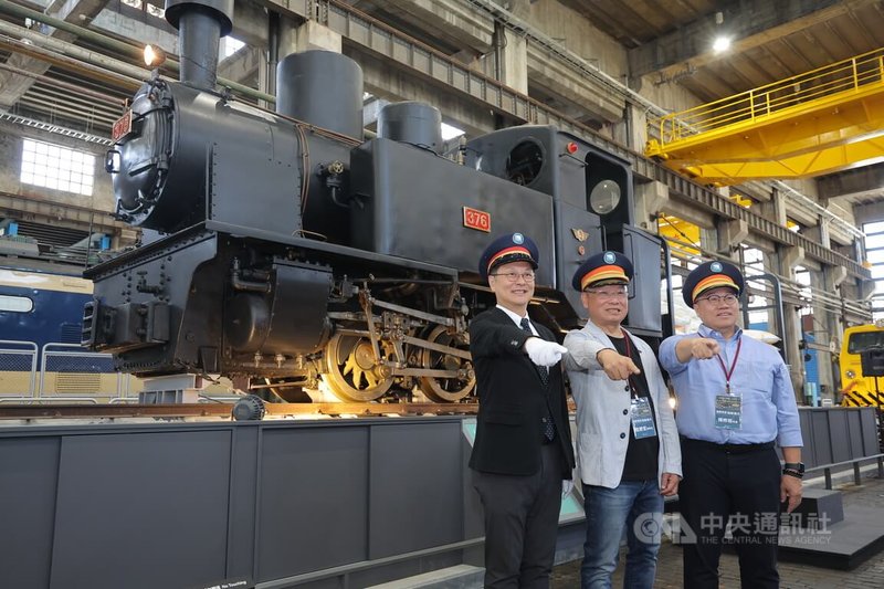 國家鐵道博物館18日上午舉行糖鐵車輛捐贈儀式，捐贈者大鼎餐飲董事長戴勝堂（中）、文化部文化資源司司長陳修程（右）、國家鐵道博物館籌備處主任鄭銘彰（左）一同在376號蒸汽機車前比出「指差確認」手勢合影留念。中央社記者翁睿坤攝　115年5月18日