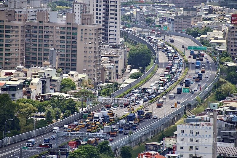 國道1號北上368公里處高雄瑞隆路段18日上午發生6輛大型車輛碰撞事故,鋼卷掉落路面,警方仍在排除事故,無人受困受傷。中央社記者董俊志攝 115年5月18日