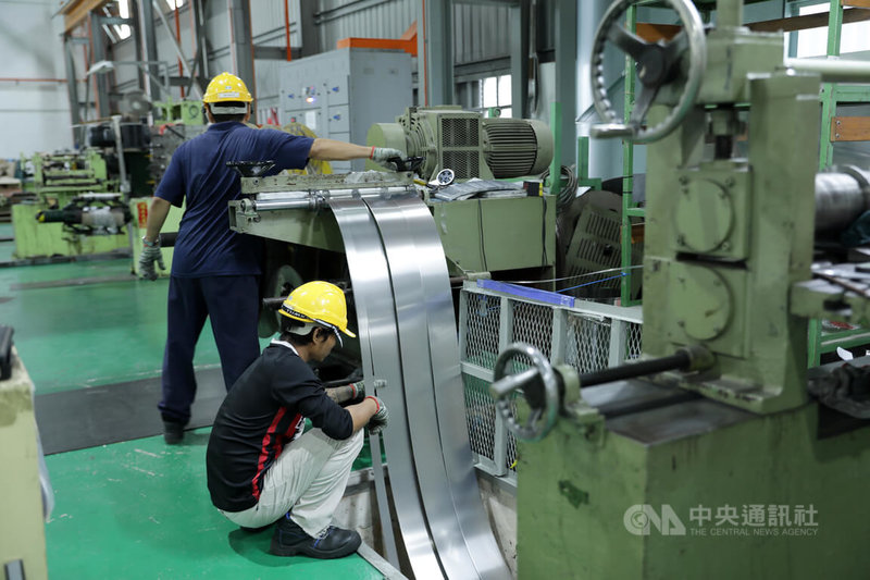 檳城半導體聚落外溢效應,也讓銅、不鏽鋼、鋁、鐵以及冷軋熱浸鍍鋅鋼板等金屬加工需求暢旺。圖為進駐大馬的台灣金屬板材業者廠房進行金屬加工。中央社記者黃自強檳城攝 115年5月18日