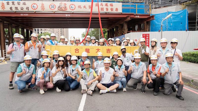 新竹市橫跨慈雲路與埔頂三路口的「慈雲路空中行人步道橋工程」18日舉行合龍典禮，市長高虹安（3排左8）與多名市府一級主管、市議員、里長合影。（新竹市政府提供）中央社記者魯鋼駿傳真　115年5月18日