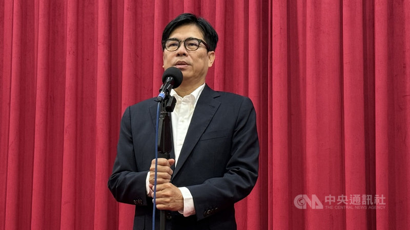 針對國防特別預算及公務預算中潛艦國造等案遭凍結、刪減等議題，高雄市長陳其邁18日上午接受媒體聯訪表示，希望立法院國民黨團不要這樣大手一揮刪除，這是不負責任做法。中央社記者蔡孟妤攝　115年5月18日
