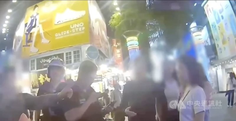 2名酒醉台灣男子17日晚間在台北西門町與3名泰國籍女子起口角，2名波蘭籍男子勸架反遭拉扯；警方追查發現，涉案2名台男，其中1人為輪休的萬華警分局員警，擬記過1次待核。（翻攝照片）中央社記者黃麗芸傳真　115年5月18日