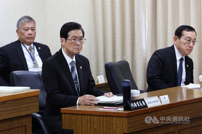 立法院外交及國防委員會18日上午審查115年度中央政府總預算案關於國軍退除役官兵輔導委員會主管收支部分，退輔會主委嚴德發（前左）等官員列席備詢。中央社記者趙世勳攝　115年5月18日