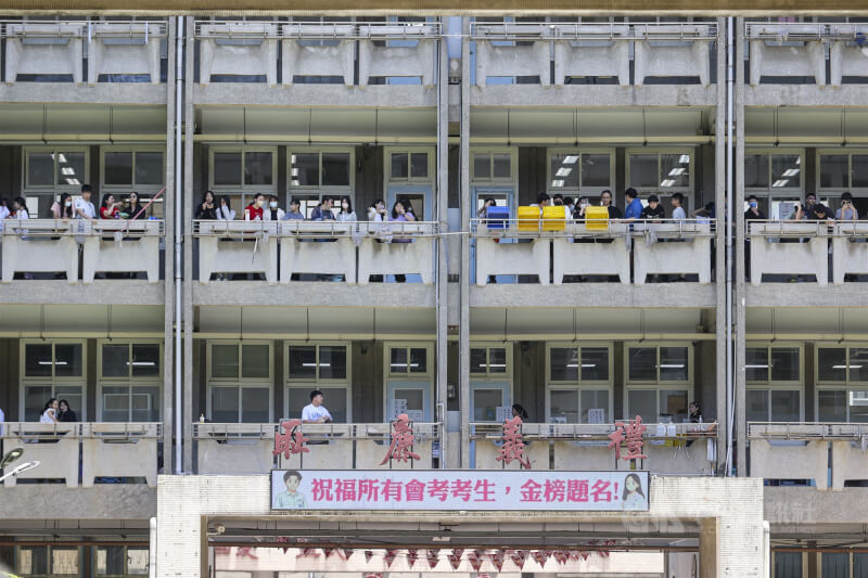115年國中教育會考第2天，台北市師大附中考場不少考生在走廊休息、複習，準備應試。（中央社檔案照片）