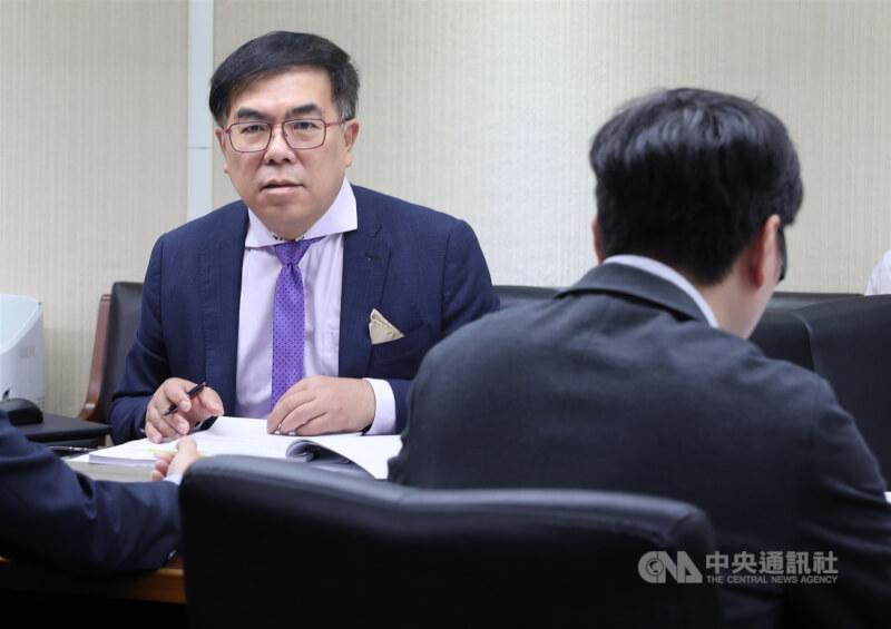 立法院社福及衛環委員會18日上午進行審查廢棄物清理法部分條文修正草案，環境部長彭啓明（左）列席備詢。中央社記者趙世勳攝　115年5月18日