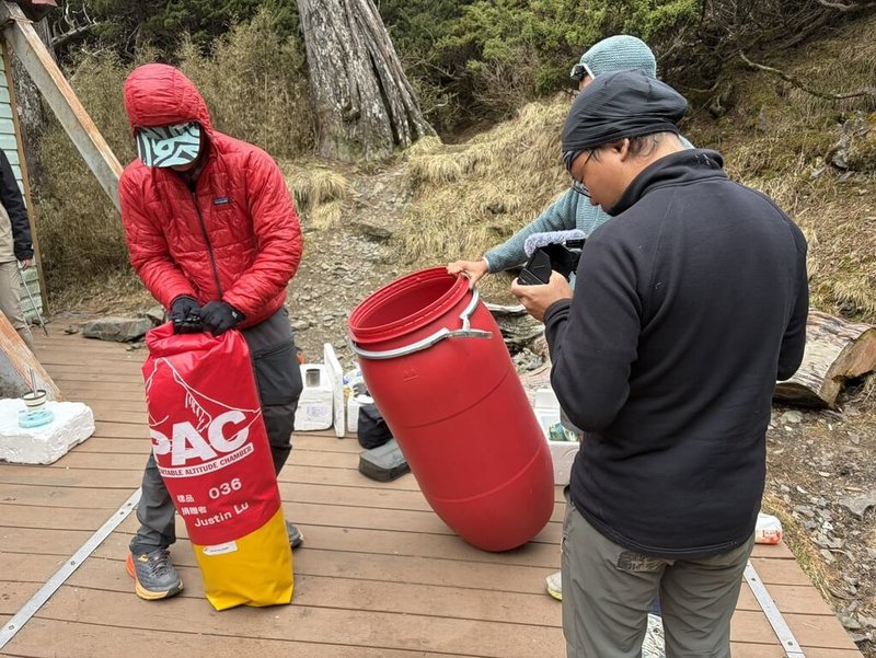 雪霸國家公園管理處19日表示,台灣野外地區緊急救護協會於4月間協助完成聖稜線I型沿線攜帶型加壓袋(PAC)年度巡檢,確認九九山莊等6處山屋營地設備皆功能正常。(雪管處提供)中央社記者管瑞平傳真 115年5月19日