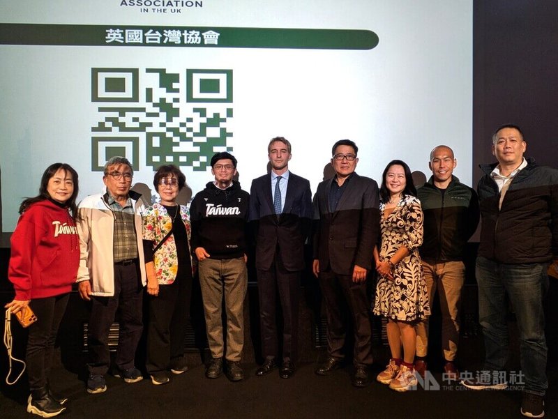 對中政策跨國議會聯盟（IPAC）共同創辦人暨執行董事裴倫德（右5）和正在歐洲訪問的國策顧問林凱民（右4）17日出席電影「大濛」在倫敦的放映會，與旅歐台僑合影。中央社記者陳韻聿倫敦攝　115年5月19日