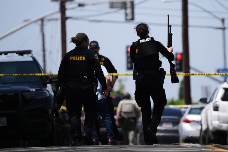加州聖地牙哥伊斯蘭中心18日發生槍擊案，造成3人身亡。事發後，警方在現場拉起封鎖線。（美聯社）