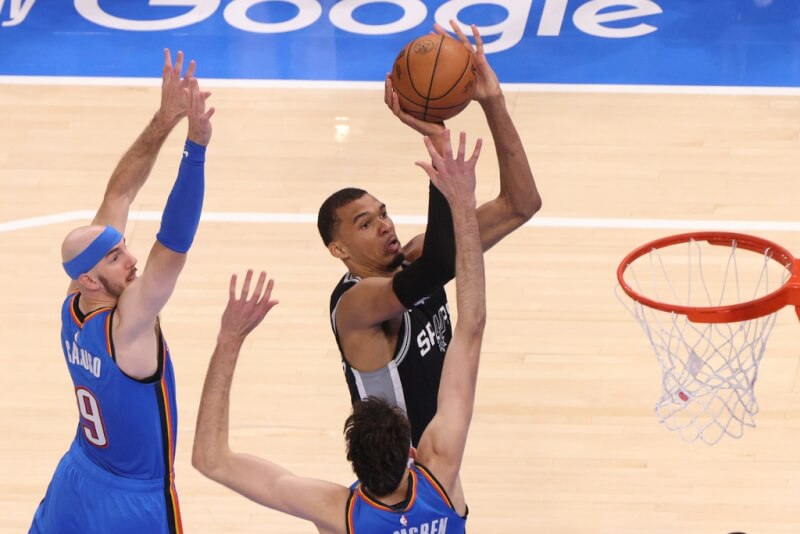 NBA聖安東尼奧馬刺球星溫班亞馬（黑球衣者）在18日的比賽拿下41分，助隊奪下西區冠軍賽首勝。（美聯社）