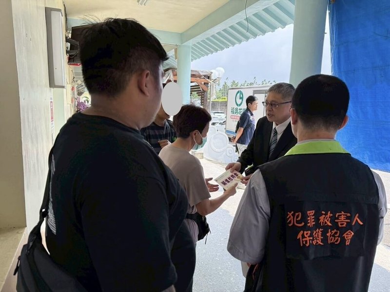 南投縣埔里鎮楊姓男子疑因糾紛遭攻擊致死，南投地方檢察署19日解剖遺體釐清死因及案情，同時偕同犯罪被害人保護協會慰問死者家屬並致慰問金。（南投地檢署提供）中央社記者蕭博陽南投縣傳真　115年5月19日