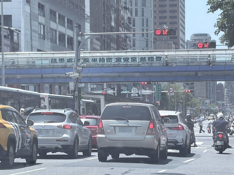 民眾近日在網路社群平台發文稱,台北市水源市場旁天橋出現「鼠患處理慢半拍,密室安全怠稽查」標語。轄區警方指出,18日中午接獲報案,隨即請環保局清除。(民眾提供)中央社記者楊淑閔傳真 115年5月19日