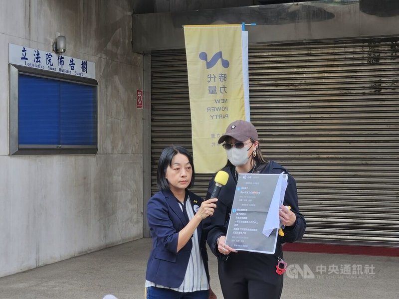 高雄凃姓員警涉逞職務之便非法拍攝報案女性身體隱私，時代力量黨主席王婉諭（左）陪同受害女子Y女（化名）（右）出面說明案情。Y女指案件雖不起訴，但是警方官官相護，未第一時間扣留手機助其滅證的結果，已透過律師聲請再議。中央社記者曾以寧攝　115年5月19日