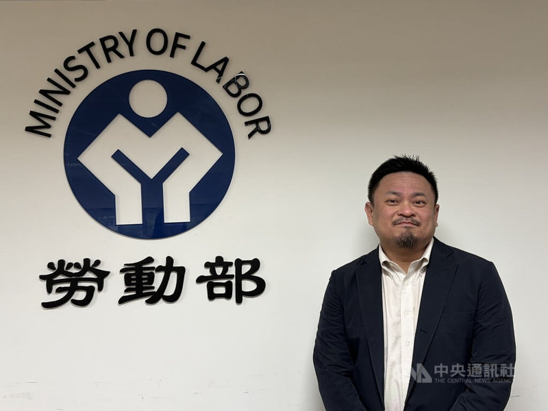 行政院將推0歲到18歲的全程支持方案，包含彈性育嬰假升級、產假延長等，勞動部長洪申翰19日向媒體說明，規劃加給職代津貼、新聘人力補助及獎勵，方案中各種增加的育兒友善假薪資成本都會由政府負擔。中央社記者吳欣紜攝　115年5月19日