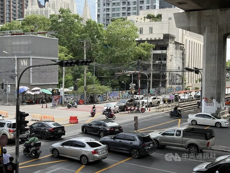泰國曼谷16日發生火車與巴士碰撞事故,造成8人死亡及32人受傷。事發至今已過3天,仍有部分車輛紅燈時停在鐵軌,恐阻礙火車通行。中央社記者李宗憲曼谷攝 115年5月19日