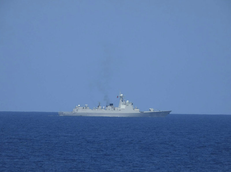 中共機艦19日在台灣周邊空、海域戰備警巡,國軍公布海軍軍艦於西南海域監控中共銀川艦(舷號175)(圖)畫面。(國防部提供)中央社記者游凱翔傳真 115年5月19日