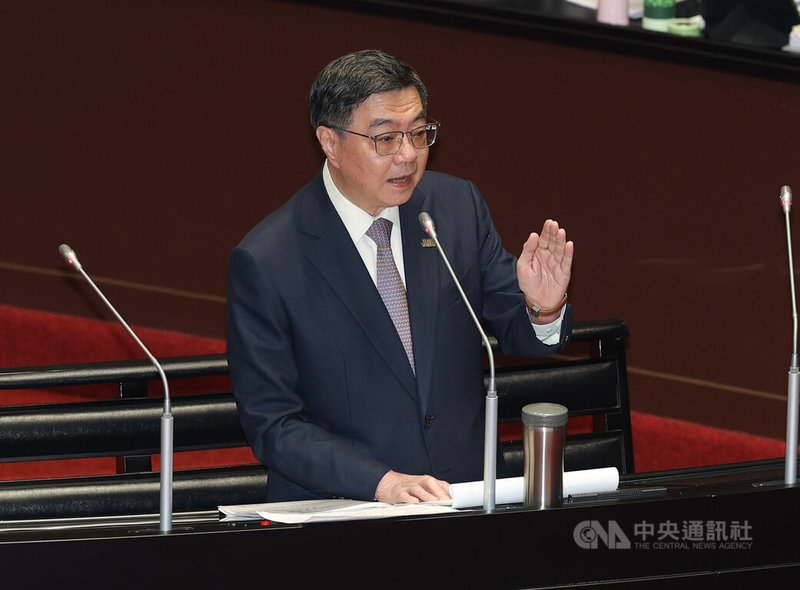 行政院長卓榮泰（圖）19日下午列席立法院會報告軍購特別預算案，針對台中市長盧秀燕向總統賴清德建議包括刪除台獨黨綱等議題，回應立委質詢。中央社記者謝佳璋攝　115年5月19日