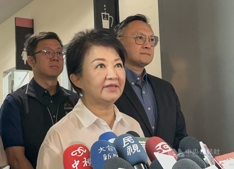 台中市長盧秀燕（前）19日在台中市議會接受媒體聯訪表示，為台灣安全，建議總統賴清德應儘快消除國際社會疑慮，說明台灣不會宣布獨立。中央社記者趙麗妍攝　115年5月19日