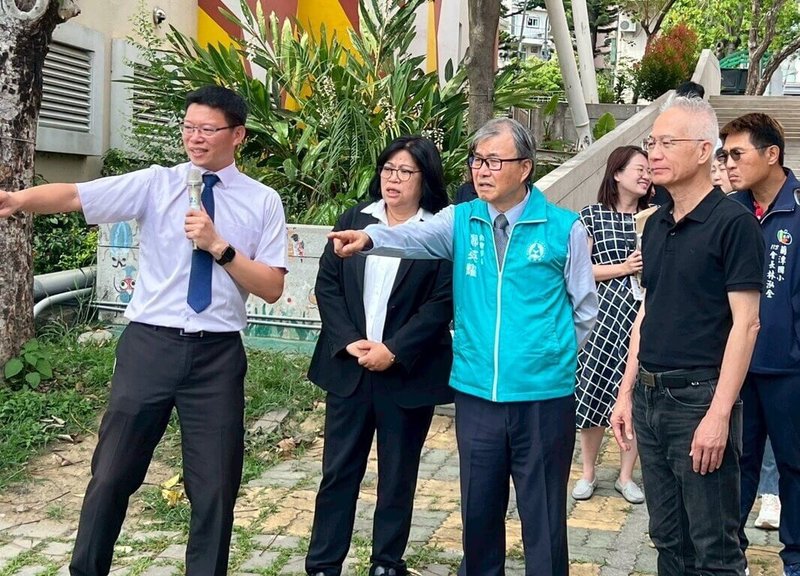 教育部長鄭英耀（前右2）19日由民進黨立委王美惠（前左2）等人陪同視察嘉義市部分學校需求，允諾補助逾新台幣千萬元，協助改善校園學習環境。（王美惠服務處提供）中央社記者黃國芳傳真　115年5月19日