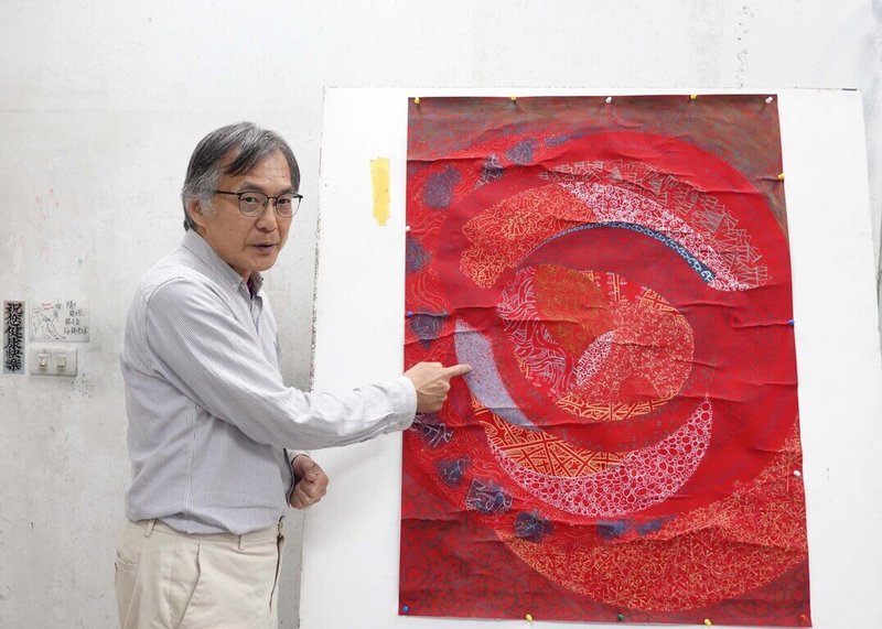 退休的生技專家賴冠郎重返校園,就讀華梵大學碩士在職專班,並透過AI「數位煉金術」進行視覺化創作。(華梵大學提供)中央社記者許秩維傳真 115年5月19日