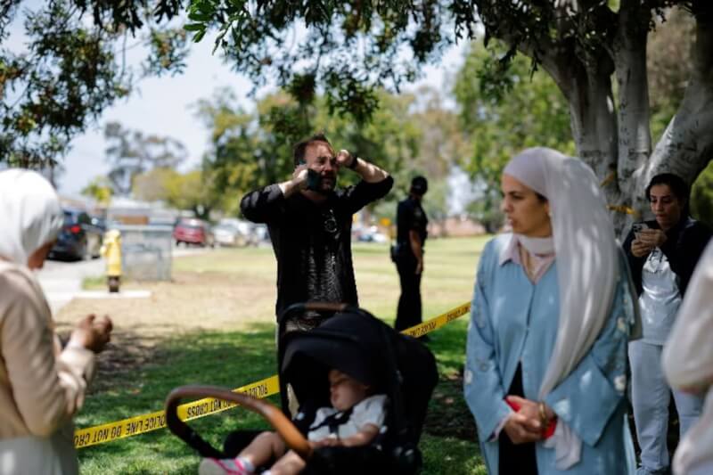 加州聖地牙哥伊斯蘭中心18日發生槍擊案後，警方在現場拉起封鎖線。（路透社）