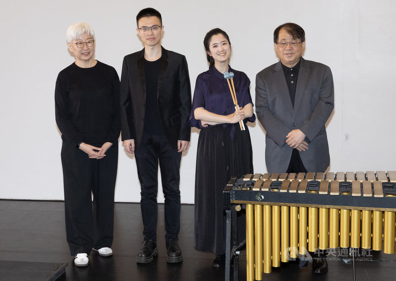 台北表演藝術中心今年與朱宗慶打擊樂團合作推出「擊思藍盒子」計畫,北藝中心董事長王文儀(左起)、擊樂家謝孟甫、巫欣璇、朱宗慶打擊樂團藝術總監朱宗慶19日出席記者會,一同合影留念。中央社記者趙世勳攝 115年5月19日
