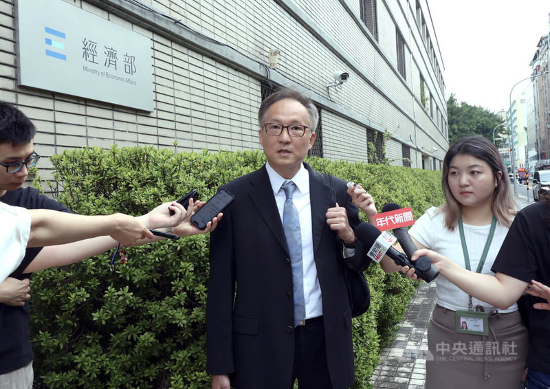 核能設備廠商合泰委任律師郝燮戈(圖)19日上午前往經濟部陳情,質疑核三廠室內乾貯採購案評選不公,呼籲主管機關檢視招標制度。中央社記者謝怡璇攝 115年5月19日