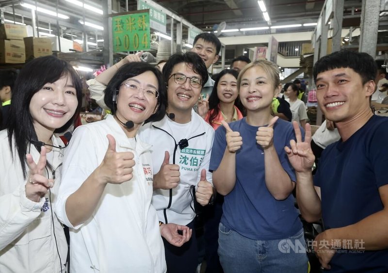 民進黨立委吳沛憶(左起)19日陪同民進黨新北市長參選人蘇巧慧、台北市長參選人沈伯洋前往台北市第一果菜批發市場拜票,並與民眾比讚合影。中央社記者張皓安攝 115年5月19日