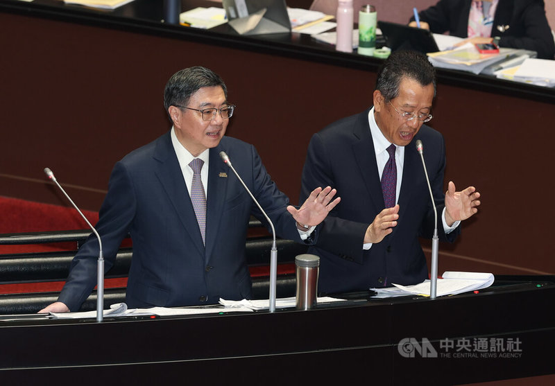 行政院長卓榮泰（左）、國防部長顧立雄（右）19日下午列席立法院會報告軍購特別預算案相關事項，針對無人機採購等議題進行答詢。中央社記者謝佳璋攝　115年5月19日