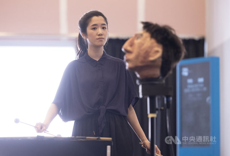 朱宗慶打擊樂團與台北表演藝術中心合作推出「擊思藍盒子」計畫,19日於北藝中心舉行記者會,旅法擊樂家巫欣璇(圖)帶來作品「模擬遊戲」,透過充滿趣味的節奏跟旋律與裝置互動。中央社記者趙世勳攝 115年5月19日