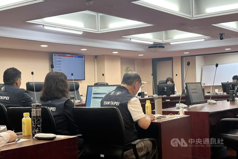 台北市議會民政委員會19日上午召開專案報告，北市議員詢問雙城論壇日期是否可能在選舉投票日前後。北市府大陸小組回應，目前無任何具體確定日期，也未接獲市長蔣萬安任何指示。中央社記者劉建邦攝  115年5月19日