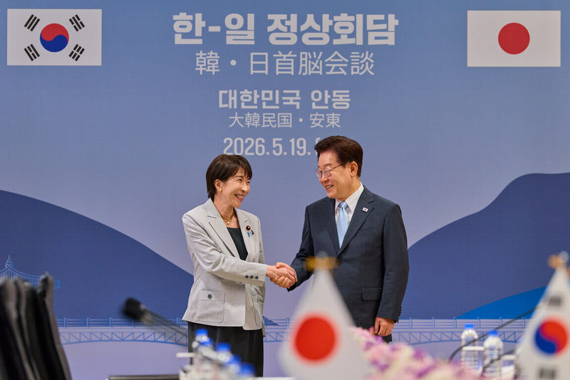日本首相高市早苗（左）今天訪問韓國，與韓國總統李在明（右）進行領袖會談。李在明表示，韓日作為共同應對急劇變化國際局勢的戰略夥伴，坦率討論了多項議題。（青瓦台提供）中央社記者楊啟芳首爾傳真　115年5月19日