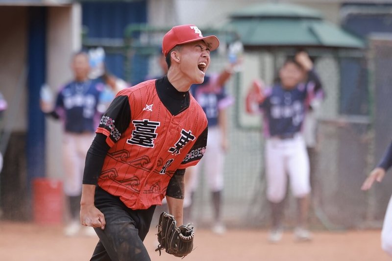 115年王貞治盃青棒賽敗部冠軍戰台東縣隊與台南市隊19日鏖戰13局,比賽歷時4小時22分鐘,台東縣李尹恩(圖)後援3.2局穩守,助隊以7比6搶勝、晉級4強。圖為李尹恩抓下最後出局數振奮吶喊。(中華民國棒球協會提供)中央社記者謝靜雯傳真 115年5月19日