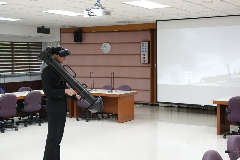 中科院為紅隼二型火箭彈一併開發訓練模擬器，透過戴上VR模擬眼鏡和發射模擬器，模擬實彈發射訓練，加強訓練成效以及節省射手訓練成本。中央社記者吳書緯攝　115年5月19日